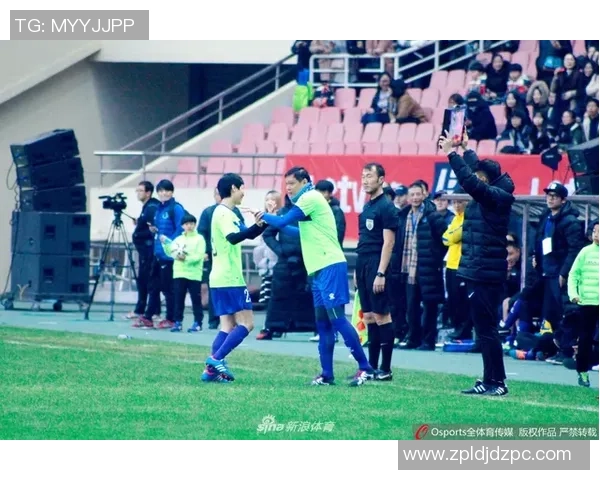 足球明星遭遇围殴事件现场图片曝光引发广泛关注与讨论